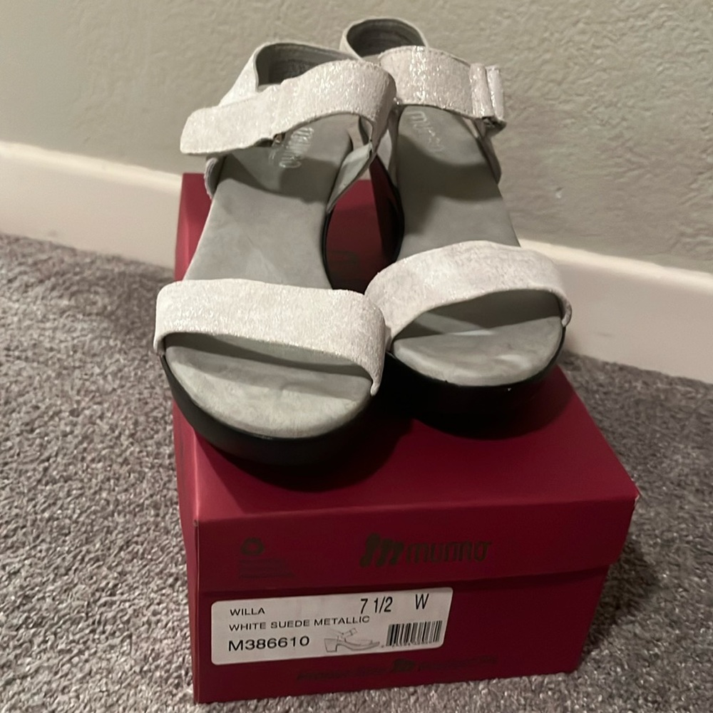 MUNRO Willa Nubuck Sandals White Metallic Silver 7.5W new with box.